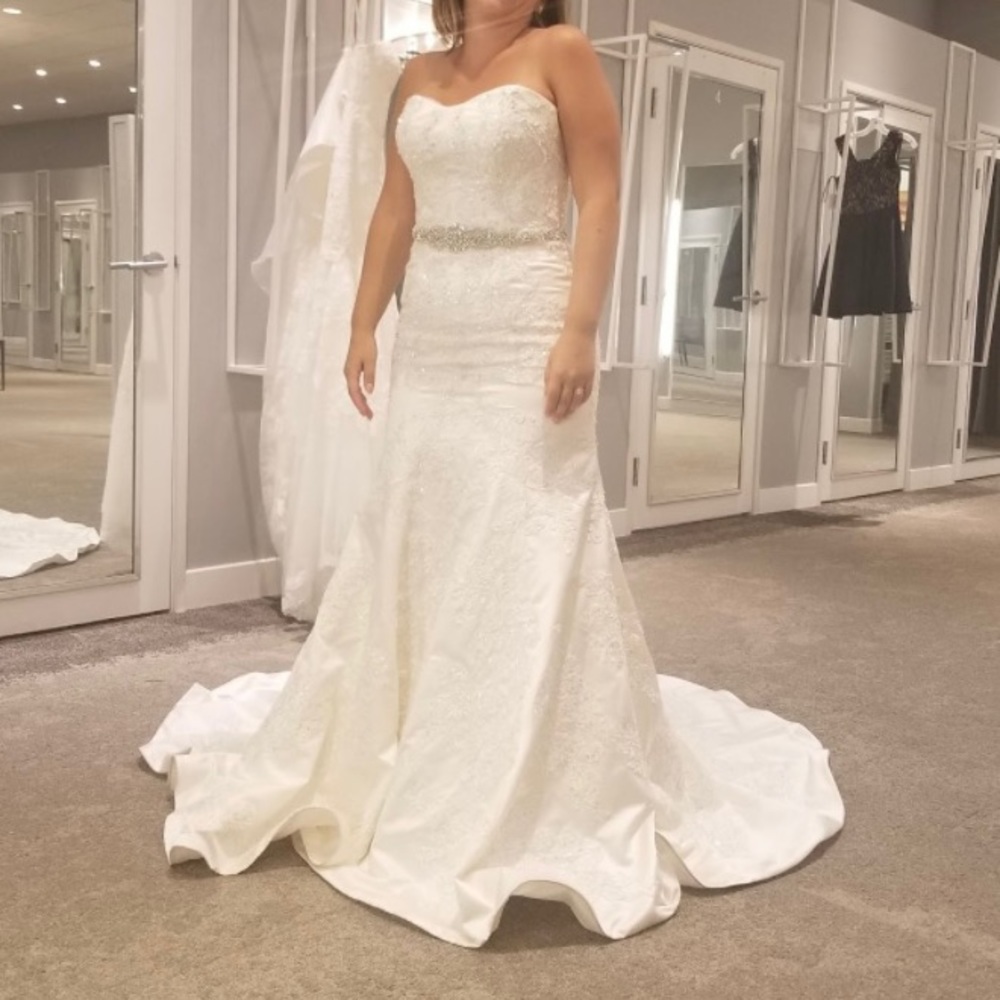 Brand new, Trumpet-style wedding dress- Size 8